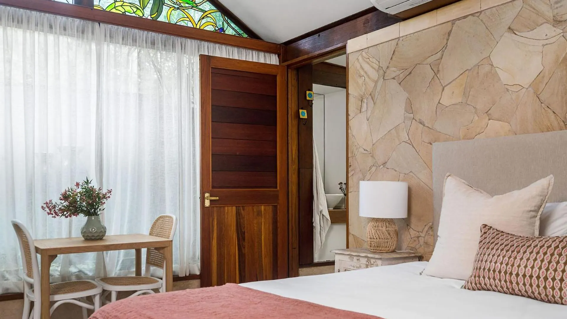 Byron Blisshouse Studio - Coastal Couples Retreat Byron Bay